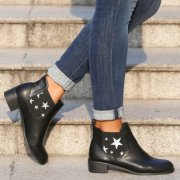 Chelsea Boots mit Sternprint bei Lesara f&uuml;r 29,99&euro; anstatt 74,90&euro;