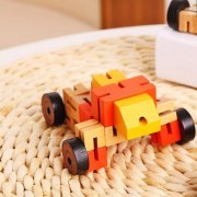 Kleiner Spielzeug-Roboter aus Holz mit Puzzle Effekt f&uuml;r nur 1,40 Euro inklusive Versand!