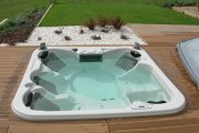 Individueller Luxus Whirlpool f&uuml;r 5 Personen mit eigenem Motiv | Outdoor Jacuzzi f&uuml;r Garten 