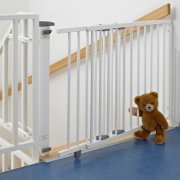  Geuther Schwenk-Treppenschutzgitter 95 - 135 cm wei&szlig; f&uuml;r 74,99&euro; statt 89&euro;