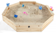 plum Gigantischer Kinder Sandkasten aus Holz mit B&auml;nken und Schutzh&uuml;lle