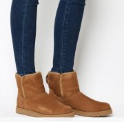Schnell? UGG Boots Cory Mini Slim in Chestnut f&uuml;r 73&euro; (statt 150&euro;)